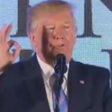 O njegovom GESTU RUKOM priča ceo svet: Tramp pokazao prstima znak NADMOĆI BELE RASE! (VIDEO)