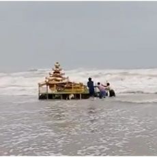 “OBAVESTILI SMO OBAVEŠTAJNE SLUŽBE” Posle ciklona u Indiji iz vode isplivalo OVO! Oglasila se policija: Možda je došlo iz druge zemlje