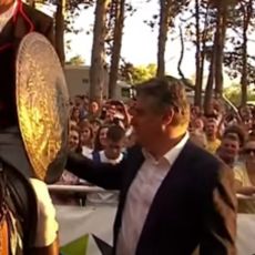 OBEZBEĐENJE REAGOVALO! Konj krenuo na Zorana Milanovića - umalo ga oborio (VIDEO)