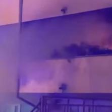 OBJAVLJEN SNIMAK DRAMATIČNE AKCIJE SPASAVANJE BAKE: Vatrogasci je izneli iz zadimljenog stana u poslednji čas! (FOTO/VIDEO)