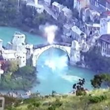 OBJAVLJEN SNIMAK SKRIVAN 30 GODINA: Dosad neviđeni kadrovi rušenja Starog mosta u Mostaru (VIDEO)