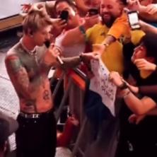 OBJAVLJEN VIDEO SA NASTUPA - Popularni pevač UDARIO ŠAMAR fanu iz publike: Evo šta se dogodilo u tom trenutku