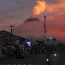 OBLACI VRUĆEG PEPELA I POTOCI LAVE: Proradio vulkan u Indoneziji, u poslednjoj velikoj erupciji stradalo 347 ljudi (FOTO)