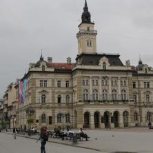 OBMANA NA DELU Opozicija i lista Udružеni za slobodni Novi Sad optužuju SNS, a prеdali nеpotpunu listu, čak 12 kandidata ima sporno prеbivalištе