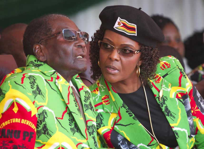 OBOŽAVAO JE TITA I HTEO JE DA VLADA DO 100. GODINE: Robert Mugabe se bahatio u luksuzu dok je zemlja tonula u haos, a onda mu je 40 godina mlađa žena došla glave! (VIDEO)