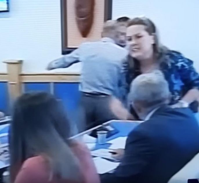 OBRAČUN U GORAŽDU: Poslanica flašom gađala predsednicu Skupštine, intervenisala i policija (VIDEO)