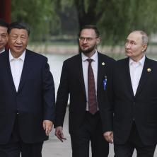 ODRŽAVA SE SNAŽNO PRIJATELJSTVO! Si i Putin na neformalnom sastanku, šetali parkom, pili kineski čaj (FOTO)