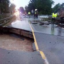 OGLASIO SE MINISTAR VESIĆ: Obilne padavine napravile HAOS na putevima, urušen most kod Kraljeva! EVO koji pravci su prohodni! (FOTO)