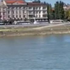 OGORČENI MAHINACIJAMA I NASILJEM KOJI REŽIM SPROVODI: Kolone autobusa kreću iz Srbije sa ljudima da glasaju PROTIV Dodika (VIDEO)