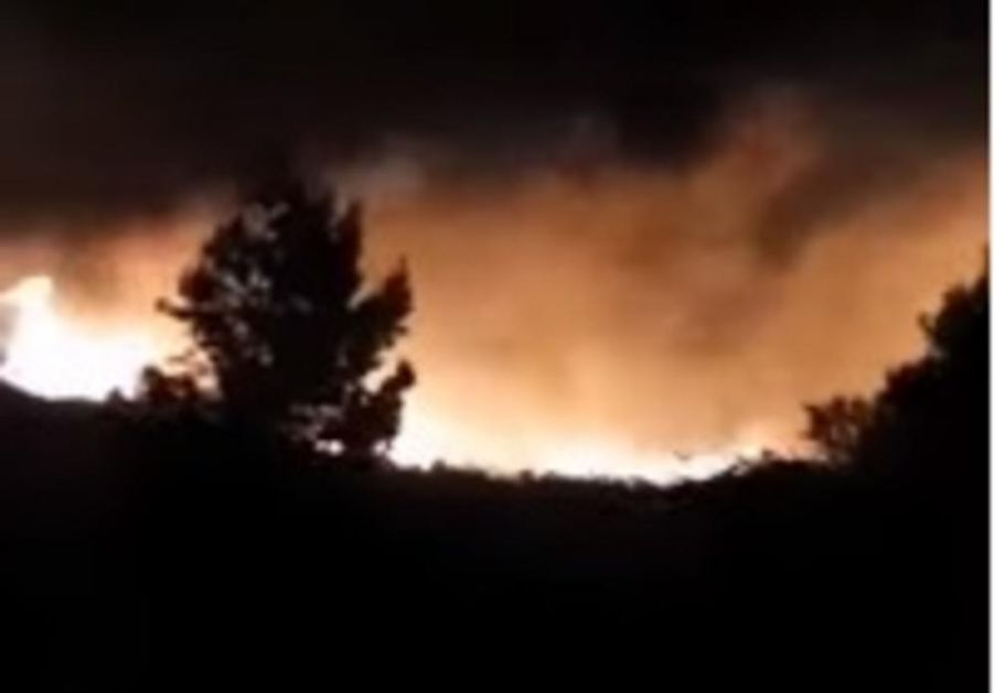 OGROMAN POŽAR NA HVARU: Bura tutnji, vatrogasci se bore sa stihijom na Jelsi! (VIDEO)