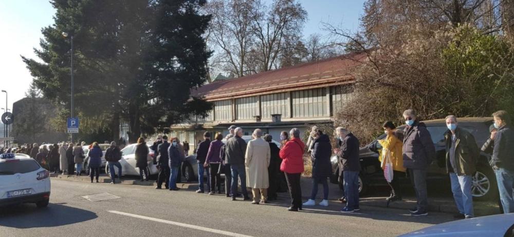 OGROMNI REDOVI U ZAGREBU Ljudi čekaju za vakcinaciju od 7 ujutru: Potpuno je neorganizovano, nastao je haos! (FOTO)