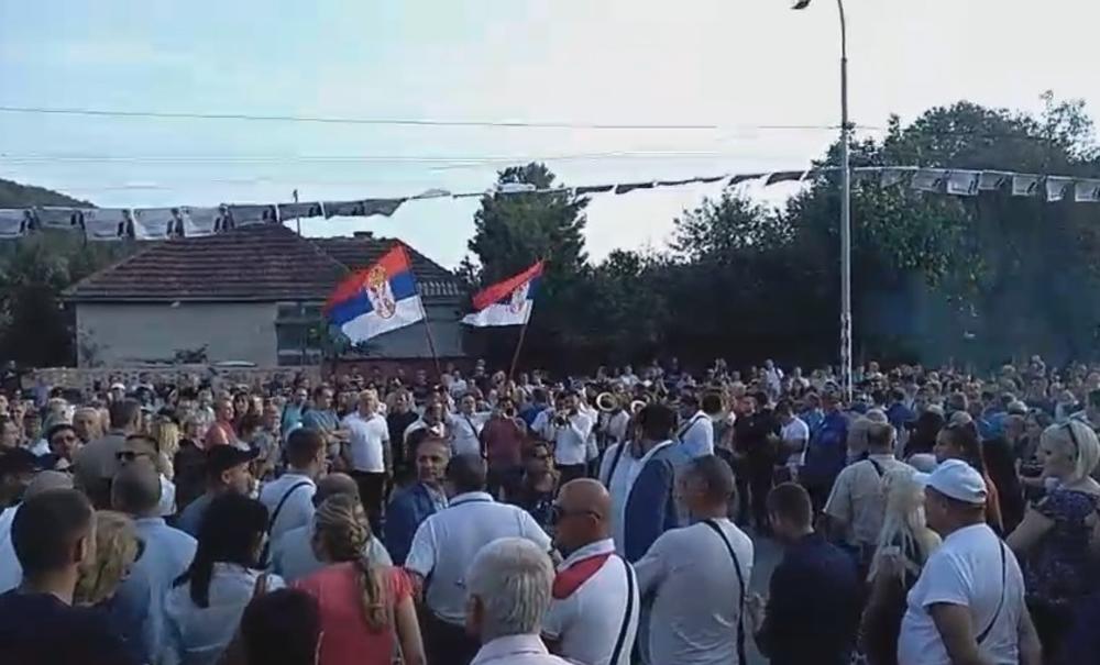 OGROMNO INTERESOVANJE ZA POSETU VUČIĆA MEDVEĐI: Mnogi građani ostali ispred sportske hale (KURIR TV)