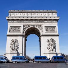 OKLOPNA VOZILA I VIŠE OD 7.000 POLICAJACA NA ULICAMA PARIZA: Dramatične scene u Francuskoj - HAOS kod trijumfalne kapije, BAČEN SUZAVAC
