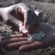 OKOPAVAO NJIVU PA PRONAŠAO DIJAMANTE: Lovci na blago momentalno pohrlili u selo sa lopatama u rukama (VIDEO)