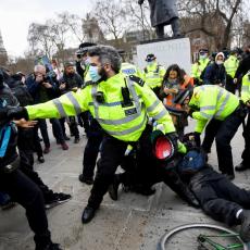 OKRŠAJ POLICIJE I DEMONSTRANATA U LONDONU: Boris Džonson primoran da reaguje, osudio sramotne napade (VIDEO)