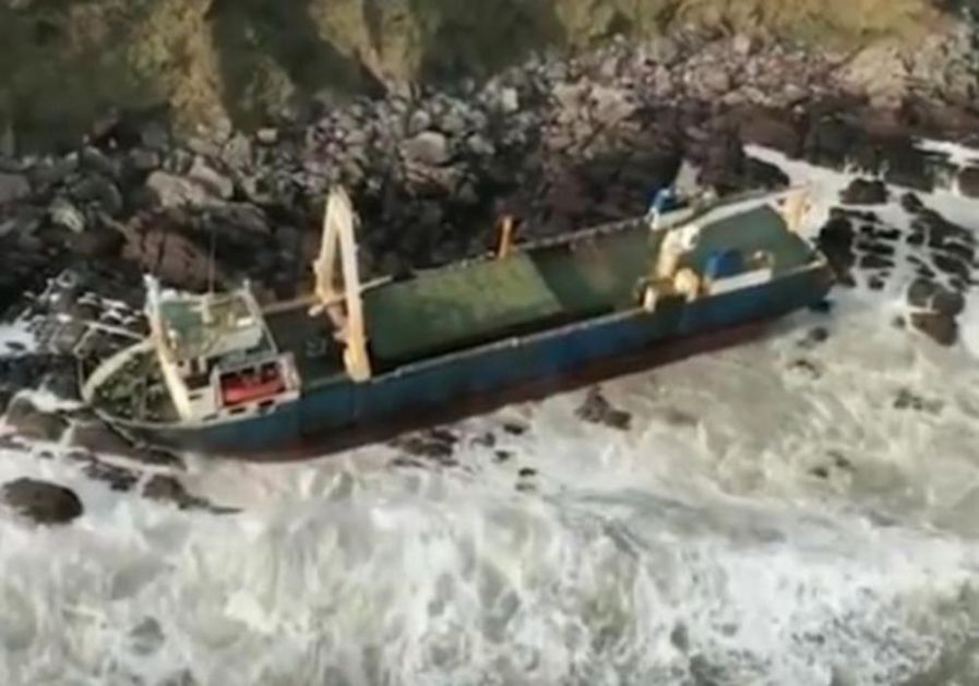 OLUJA DENIS DONELA BROD DUHOVA: Misteriozno plovilo se nasukalo na obalama Irske! Evo gde je sve bio! (VIDEO)