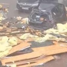OLUJA POKOSILA MLAĐENOVAC: Krov se obrušio usred vetra, auto smrskan (VIDEO)