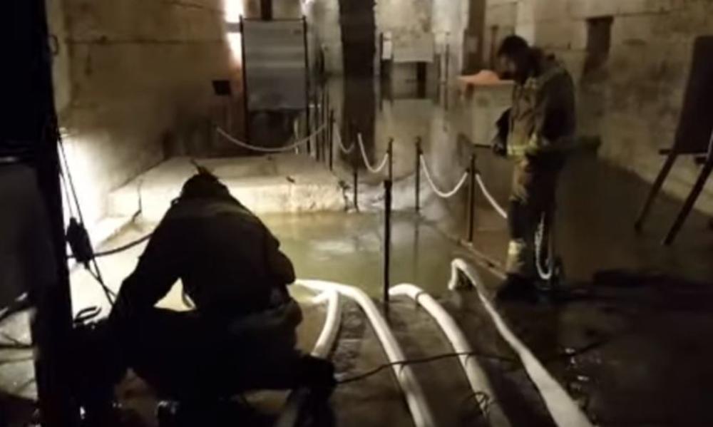 OLUJNO NEVREME PROTUTNJALO DALMACIJOM I NAPRAVILO HAOS: Poplavljena Dioklecijanova palata u Splitu! (VIDEO)