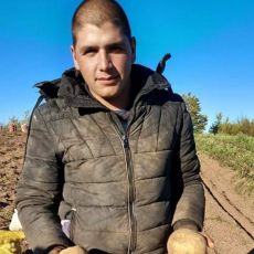ON IMA SAMO 19 GODINA: Dušan iz Jasenova se vratio posle srednje škole u rodno selo kako bi se bavio poljoprivredom (FOTO)