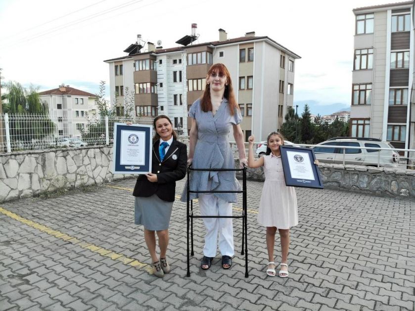 ONA JE NAJVIŠA ŽENA NA SVETU: Turkinja Rumejsa Gelgi je sa 2,15 metara ponovo dostigla Ginisov rekord! FOTO