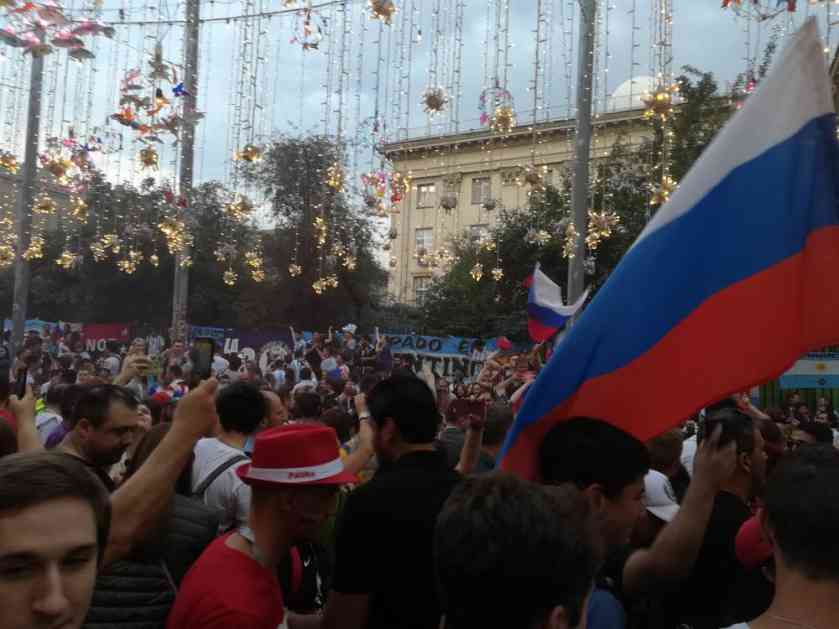 ONA VOLI FUDBAL: Mis Moskve pozirala za Kurir! Pogledajte prelepu Ruskinju u epicentru navijačke ludnice (FOTO)