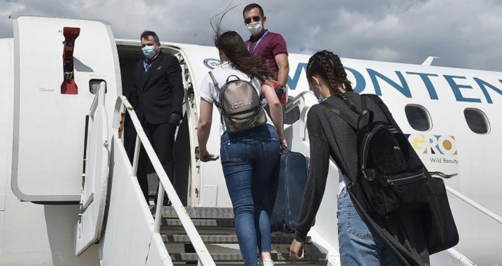 ONI KAMENOM, SRBIJA HLEBOM: Specijalnim letom u Beograd doputovalo 116 studenata iz Crne Gore