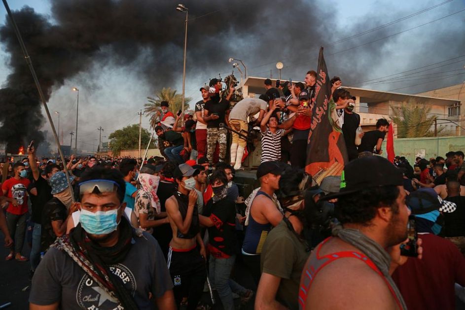 OPASNO SE ZAKUVALO U BADADU, MINISTAR POLICIJE PRETI SILOM: Demonstranti se približili na korak zgradi vlade i amabasadama