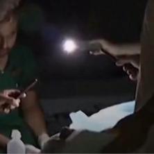 OPERIŠU UZ SVETLO MOBILNOG, NEMA ANESTEZIJE, A DECA... Potresni snimak iz bolnice u Gazi, lekari na izmaku snaga (VIDEO)