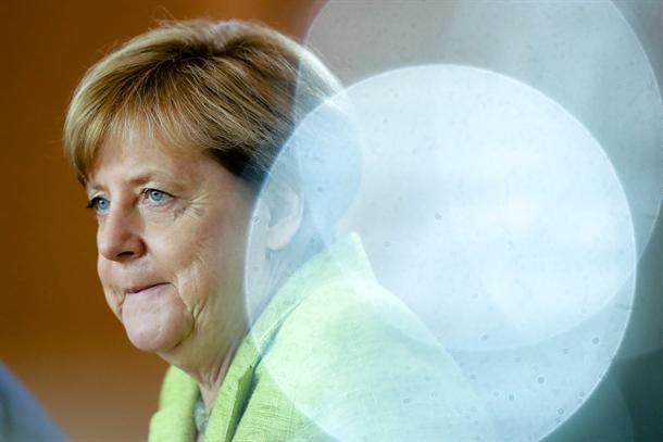 OPET: Merkel gađali paradajzom