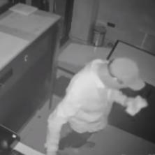 OPLJAČKAN LOKAL U BEOGRADU: Isti lopov noćima obija radnje u jednom delu grada (VIDEO)