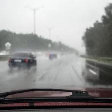 OPREZ - STANJE NA PUTEVIMA: Vozače danas očekuje promenljivo, nestabilno vreme!