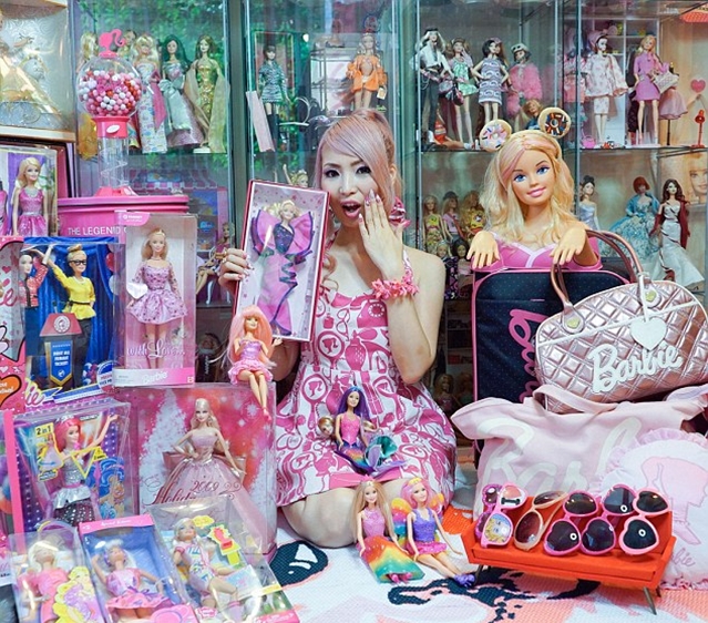 OPSESIJA: Ima 34 godine i potrošila je 70.000 dolara na Barbie lutke!
