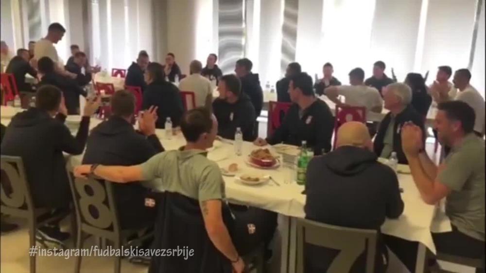ORLOVI IZNENADILI SAIGRAČA: Dušan Tadić slavi rođendan u krugu reprezentacije! Evo šta je poželeo za poklon (VIDEO)