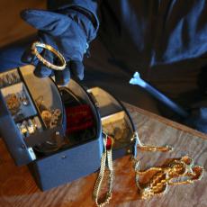 OSKRNAVLJENI GROBOVI U ČANJU: Ukrali nakit star preko 3.000 godina!