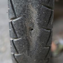OSNOVNA VEŠTINA VOZAČA DVOTOČKAŠA: Kako se krpi guma na motociklu?