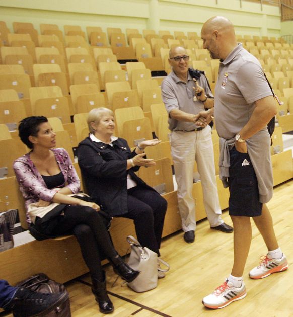 OSVOJILA GA JE JOŠ U TINEJDŽERSKIM DANIMA I ZBOG NJE JE PROPUSTIO DOČEK NA BALKONU: Prelepa Seka svog supruga bodri iz prvog reda, a njihova ljubavna priča OSTAVIĆE VAS BEZ DAHA! (FOTO)