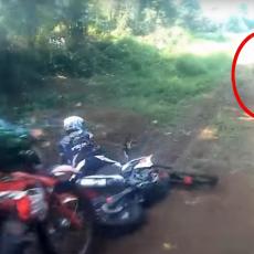 OTKRIĆE VEKA? Motociklisti su slučajno snimili DOMOROCA navodno IZUMRLOG plemena! (VIDEO)