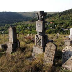 OTKRIVEN PRASTARI KULT: Zašto u Srbiji neki sahranjuju mrtve u dvorištu?!