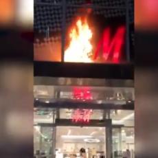 OTKRIVEN UZROK POŽARA U KNEZU! Ljudi mahnito bežali dok je vatra GUTALA poznatu radnju (VIDEO)