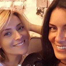 OVA FOTKA je juče zapalila Instagram u Srbiji: Marija i Anđelka pozirale zajedno, a svi se GROHOTOM SMEJU zbog OVOG DETALJA!