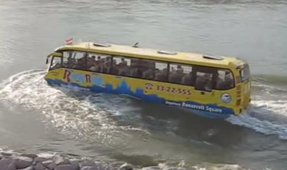 OVAJ AUTOBUS JE JEDNA OD NAJVEĆIH ATRAKCIJA U BUDIMPEŠTI: Vožnja po gradu traje 45 minuta, a turisti najviše vole da na njemu plove lepim plavim Dunavom! (VIDEO)