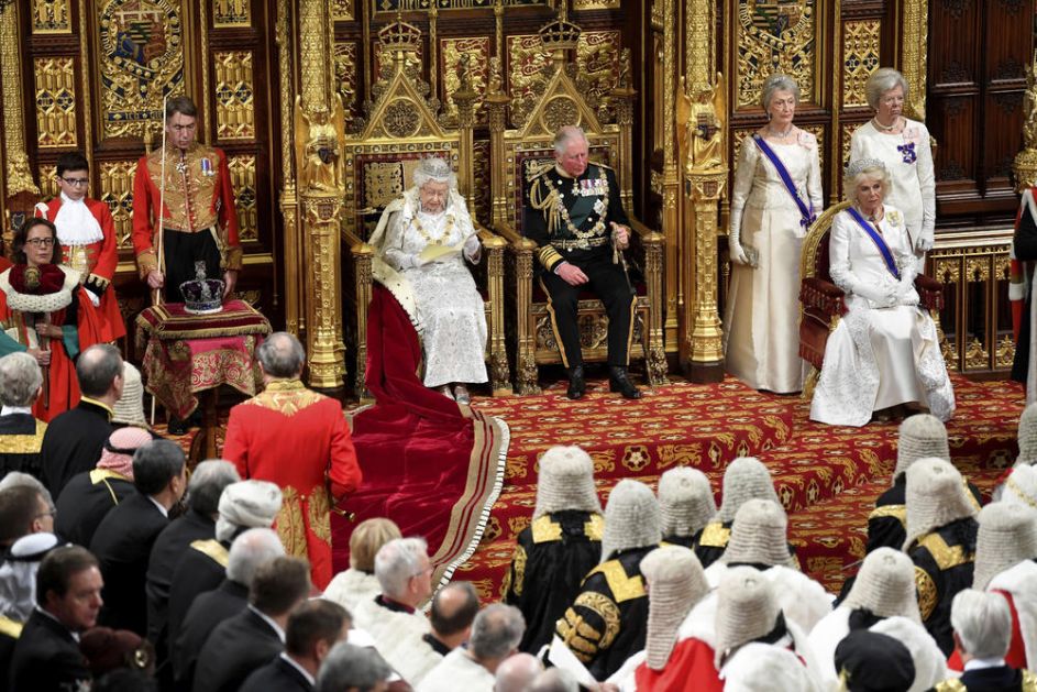 OVAJ GOVOR SU SVI BRITANCI ISČEKIVALI: Kraljica se obratila parlamentu i podržala Džonsona, Bregzit do 31. oktobra prioritet! (FOTO, VIDEO)
