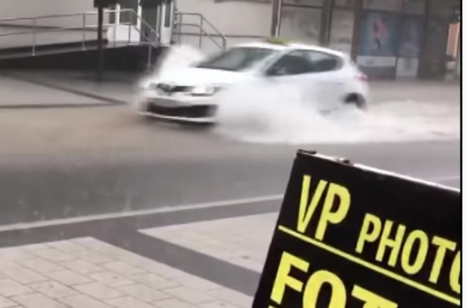 OVAJ GRAD U BIH JE NEVREME UNIŠTILO: U Cazinu gore nego u Veneciji, poplavljenim ulicama je saobraćaj nemoguć! (VIDEO)