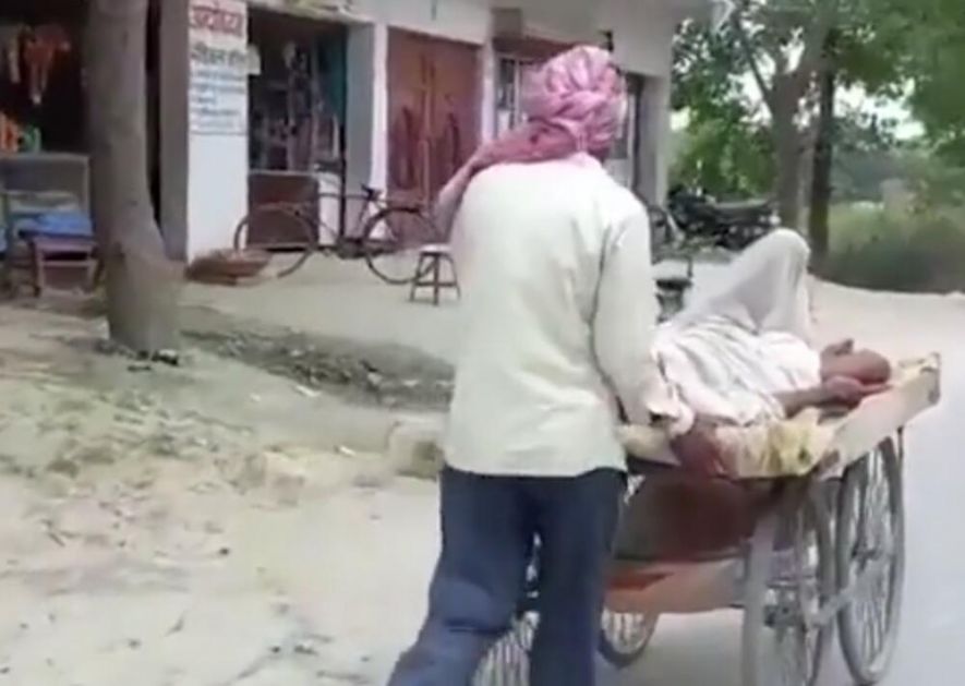 OVAJ SNIMAK ILUSTRUJE SAV HOROR U INDIJI: Evo zašto sin oca transportuje na drvenim kolicima u bolnicu! VIDEO
