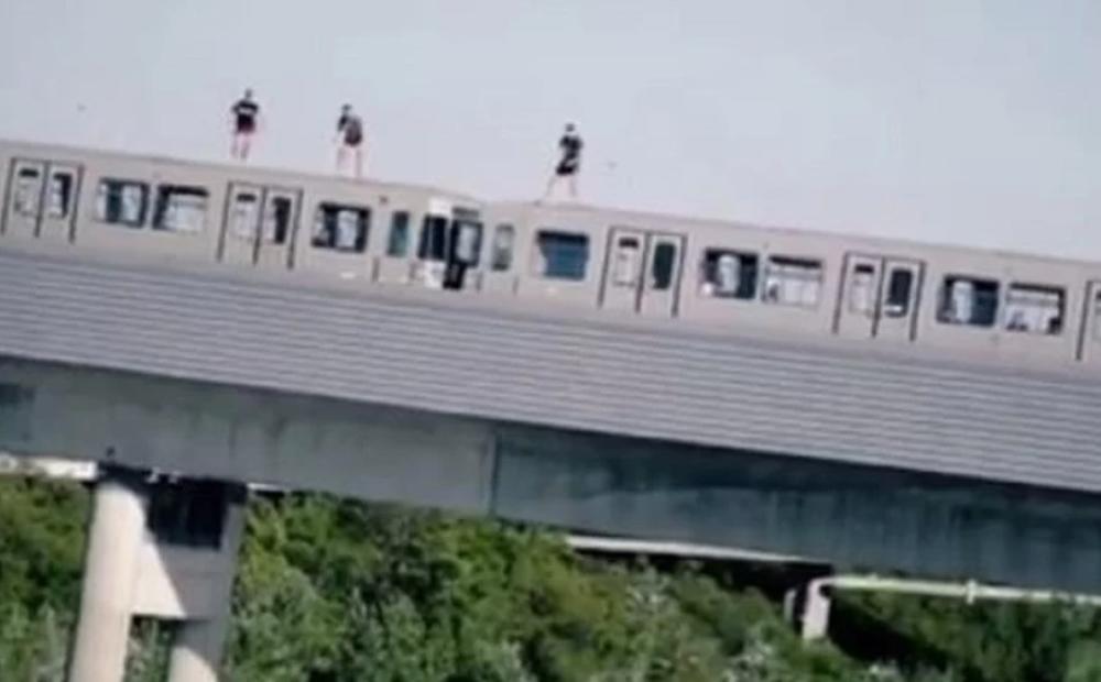 OVAKAV SKOK U DUNAV BEČ NIJE VIDEO: Trojica tinejdžera na kupanje otišli sa krova voza u pokretu! (VIDEO)