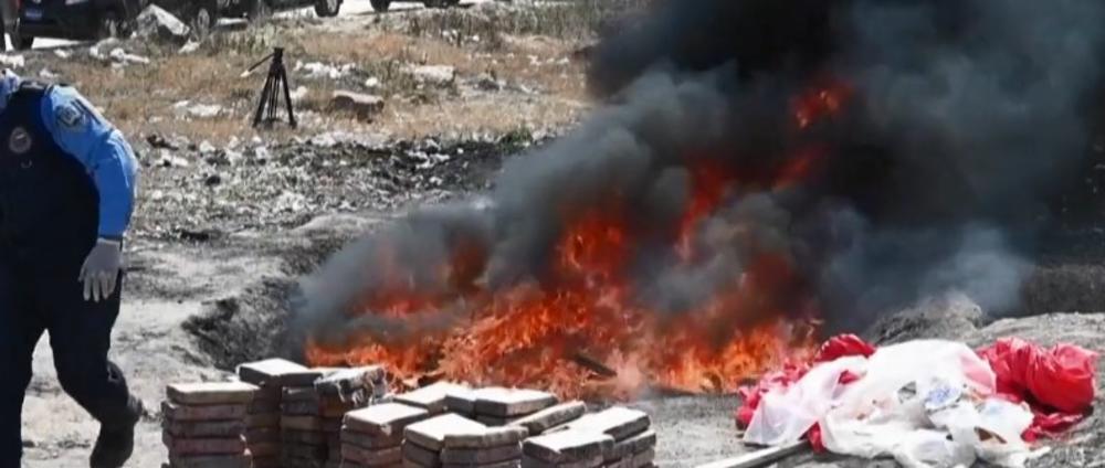 OVAKO GORI 1.500 KILOGRAMA KOKAINA: Vrednost droge spaljene u Hondurasu je 43 miliona dolara (VIDEO)