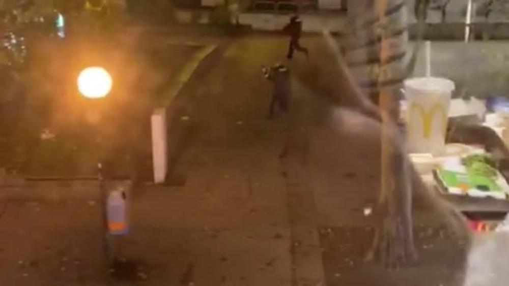 OVAKO JE RANJEN POLICAJAC U BEČU U KRVAVOM OBRAČUNU: U blizini sinagoge ispaljeno najmanje 50 metaka! TERORIZAM U AUSTRIJI (VIDEO)