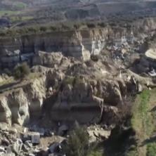 OVAKO NEŠTO U ŽIVOTU NISMO VIDELI Ogromna provalija nakon zemljotresa u Turskoj - jezivi snimak iz vazduha (VIDEO)
