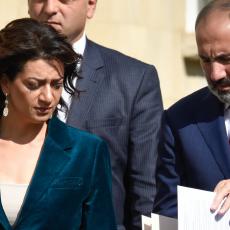 OVAKO SE BRANI OTADŽBINA: Supruga premijera Jermenije juriša u vojničkoj uniformi!