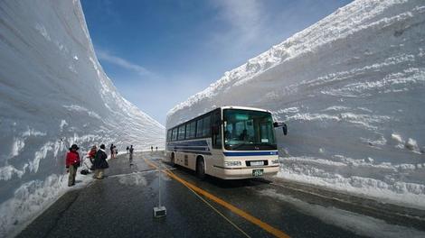 OVAKO TO RADE JAPANCI Treba očistiti 30 metara visok sneg? Nikakav problem! (VIDEO)
